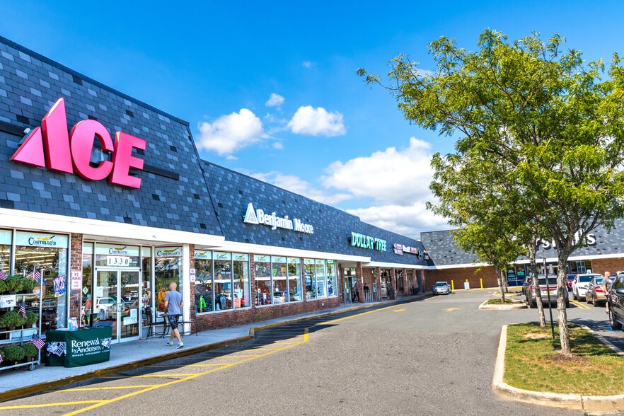 More Photos Of 1304-1354 Hicksville Rd, Massapequa Unknown For Lease