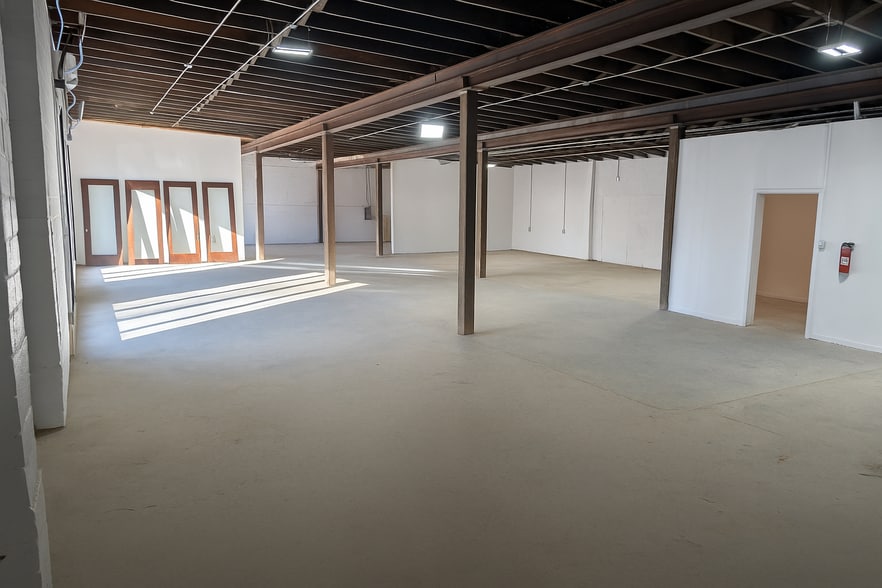 More Photos Of 2111 W Clarendon St, Dallas Light Manufacturing For Lease