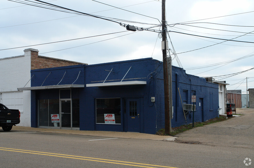 Primary Photo Of 114 1st St NE, Magee Storefront For Lease