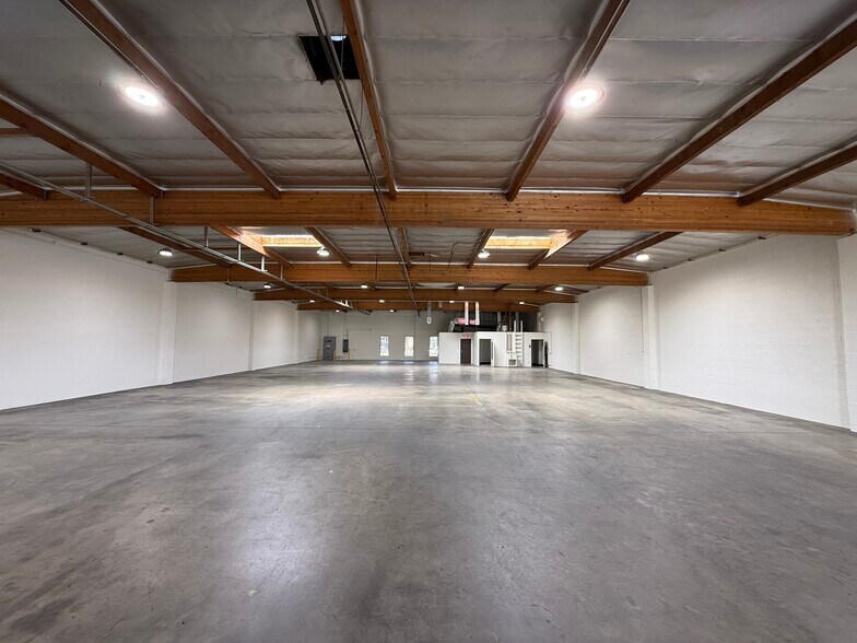 More Photos Of 8930 Quartz Ave, Northridge Warehouse For Lease