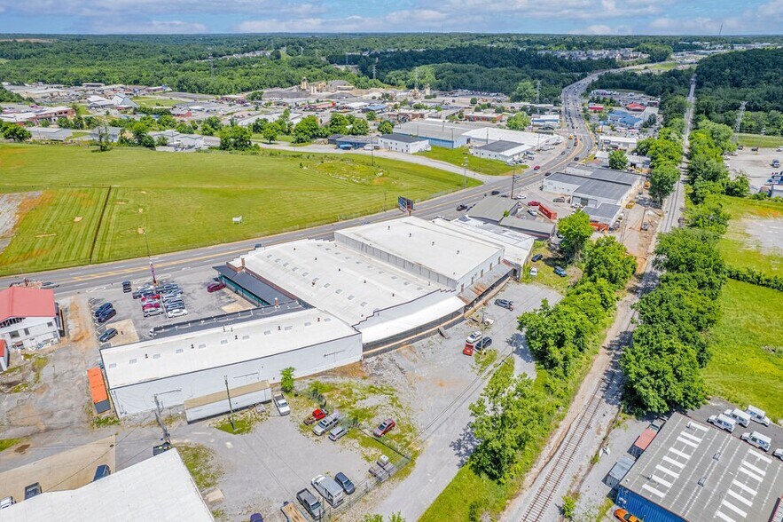 More Photos Of 1214 College St, Clarksville Warehouse For Lease