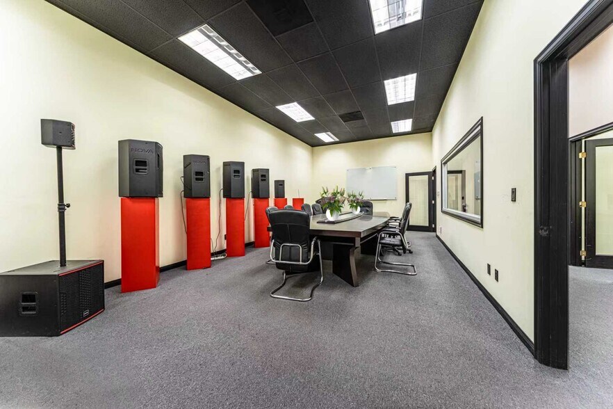 More Photos Of 215 W 134th St, Los Angeles Warehouse For Lease