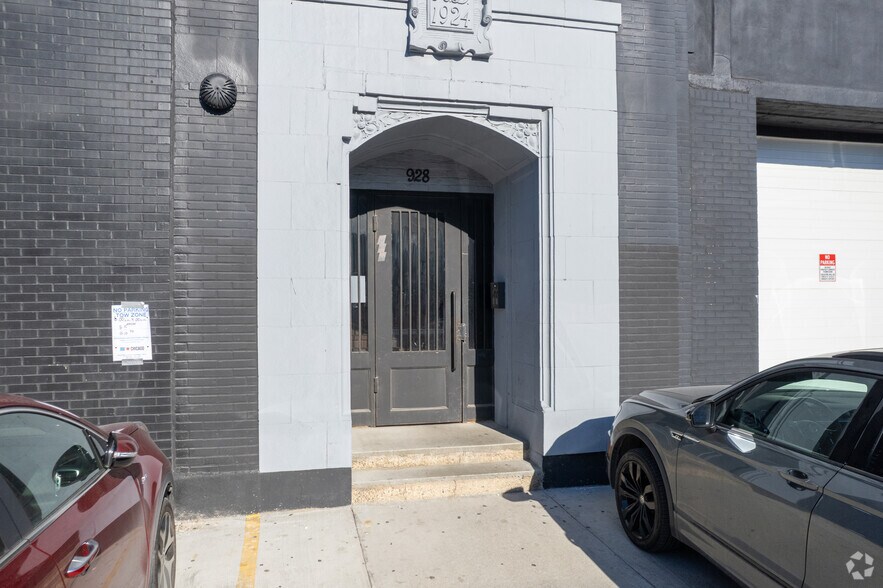 More Photos Of 928 W 38th Pl, Chicago Flex For Lease