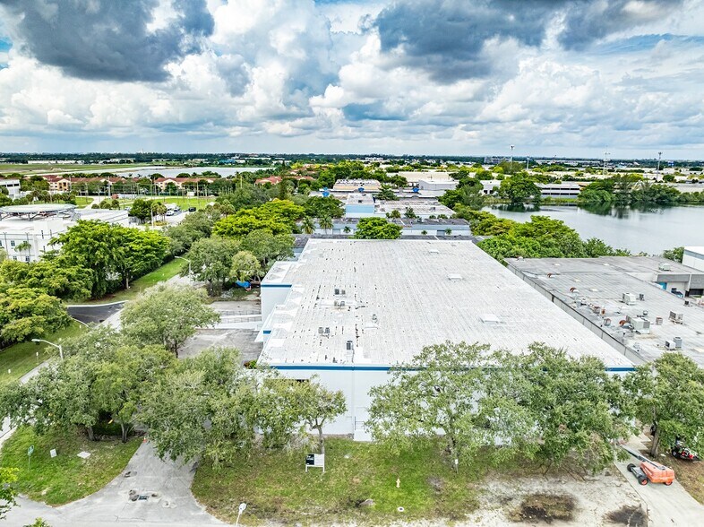 More Photos Of 4915 NW 159th St, Miami Lakes Warehouse For Lease