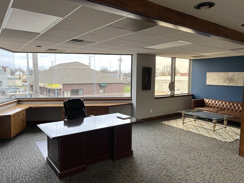 More Photos Of 417-423 N Main St, Evansville Office For Lease