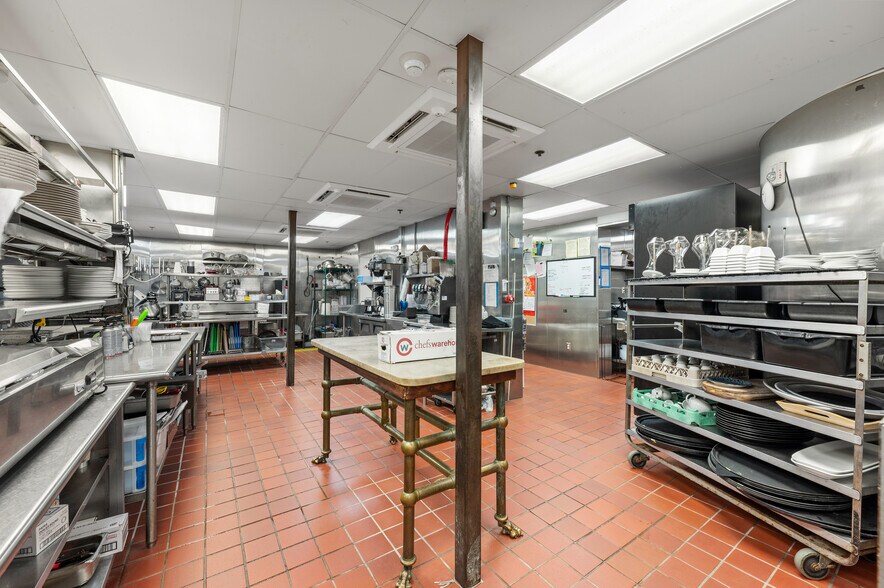 More Photos Of 655 2nd Ave S, Saint Petersburg Restaurant For Sale