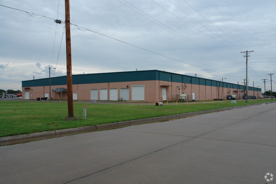 More Photos Of 2301 S Meridian Ave, Wichita Warehouse For Lease