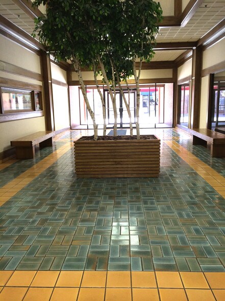 More Photos Of 100 E Park St, Olathe Office For Lease