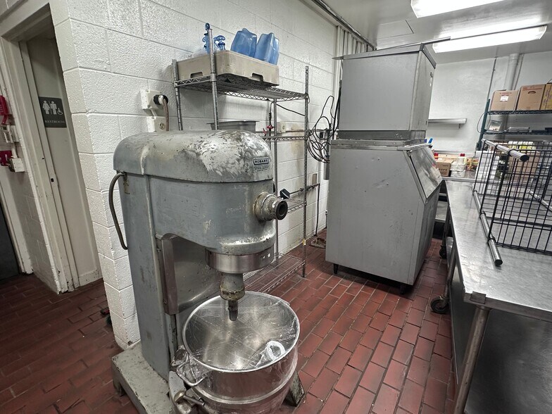 More Photos Of 423 S Union St, Traverse City General Retail For Sale