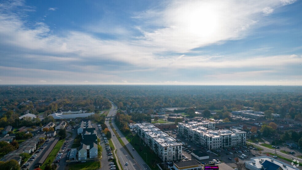More Photos Of 1126 W Henderson Rd, Columbus Storefront For Sale