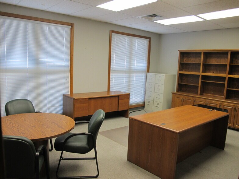 More Photos Of 3003 E Chestnut Expy, Springfield Office For Sale