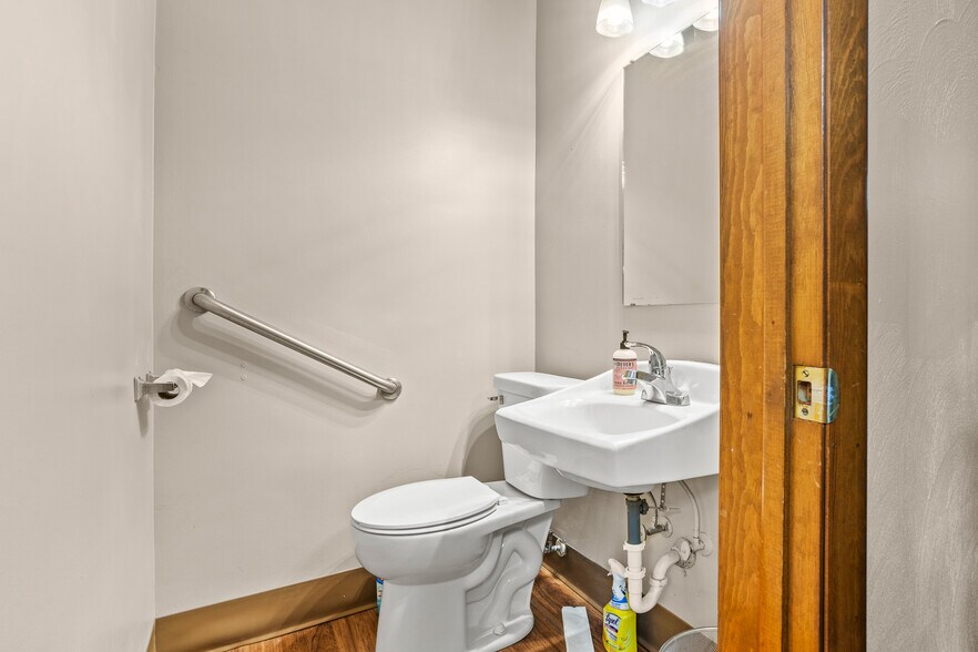 More Photos Of 105 Sycamore St, Medway Medical For Sale