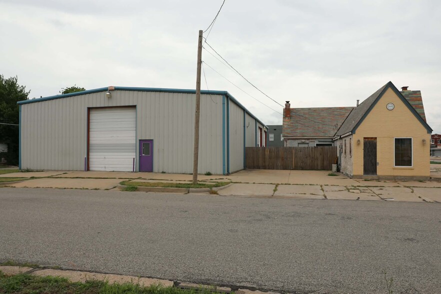 More Photos Of 126 S Pine St, Ponca City Warehouse For Sale