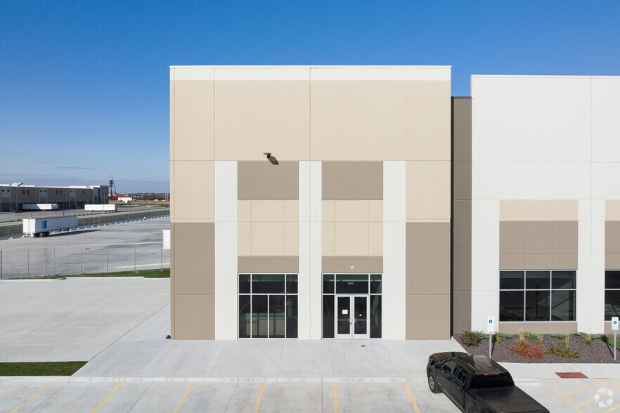 More Photos Of 1401 Tradeport Pky, Pontoon Beach Distribution For Lease