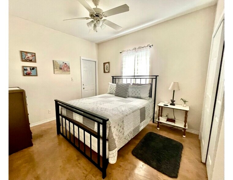 More Photos Of 141 Jeff St, Three Rivers Hotel For Sale