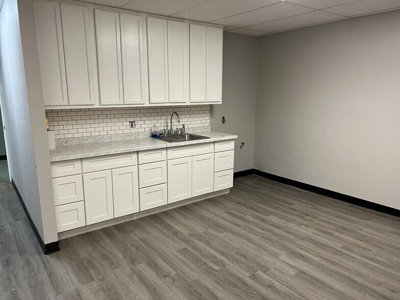 More Photos Of 5905 W US Highway 60, Republic Warehouse For Lease