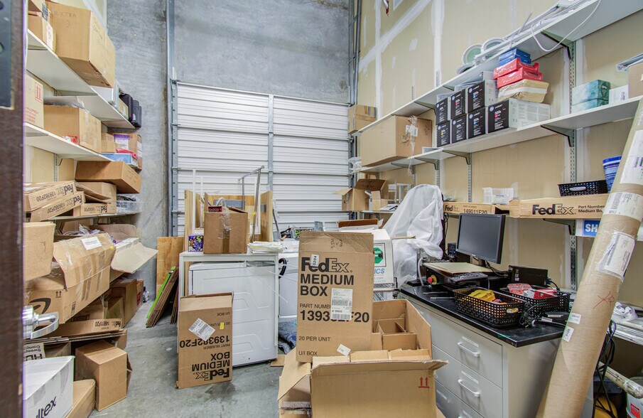 More Photos Of 9330 Kirby Dr, Houston Research And Development For Lease