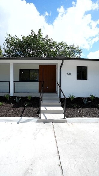 Primary Photo Of 2600 Lakeview Dr, Naples Apartments For Sale