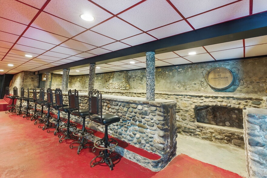 More Photos Of 200 Worthington Rd, Huntington Restaurant For Sale