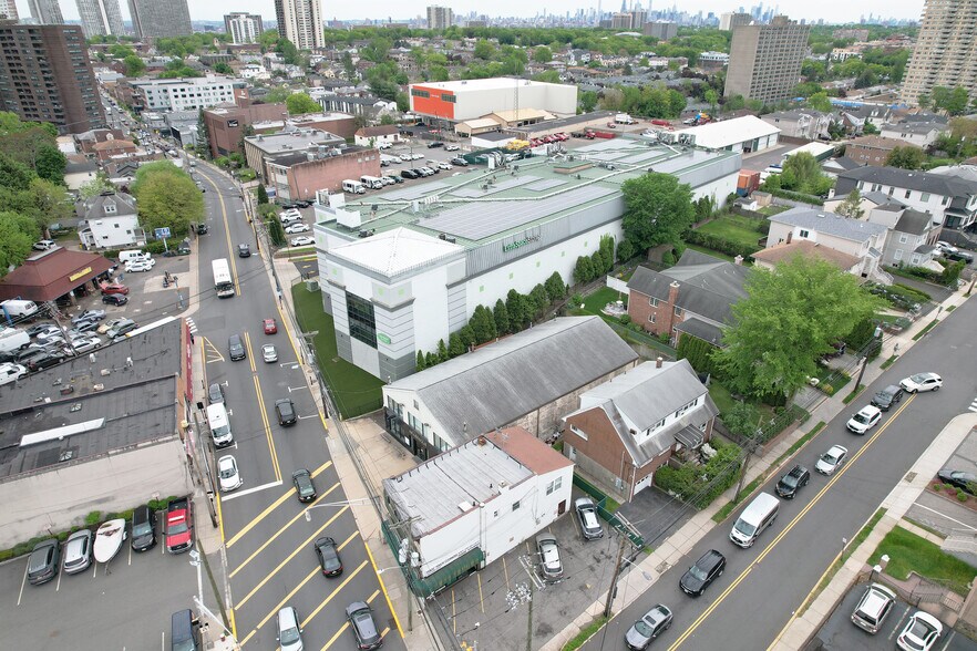 More Photos Of 560 Main St, Fort Lee Freestanding For Sale