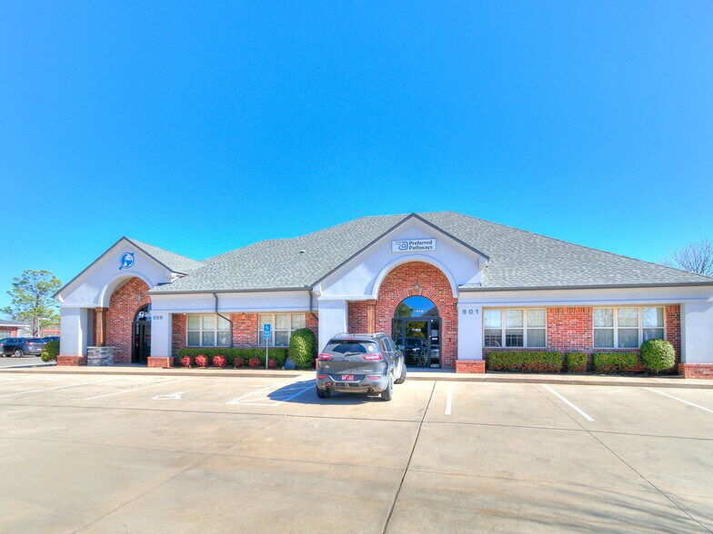 More Photos Of 901-909 Wall St, Norman Office For Sale