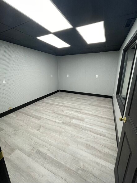 More Photos Of 3145 S Madison Ave, Indianapolis Office For Lease