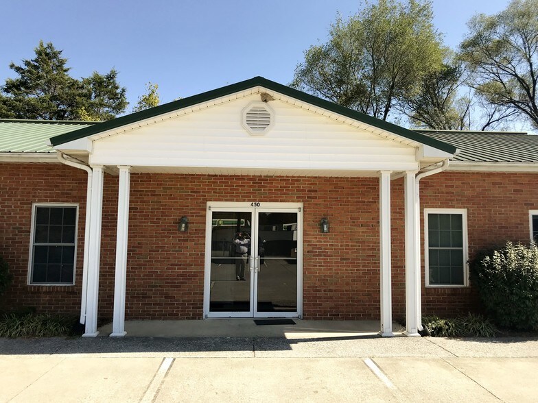 More Photos Of 450 S Church St, Fincastle Medical For Lease