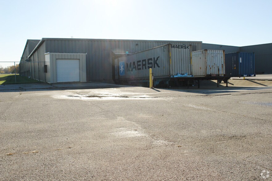 More Photos Of 6901 Riverport Dr, Louisville Manufacturing For Lease