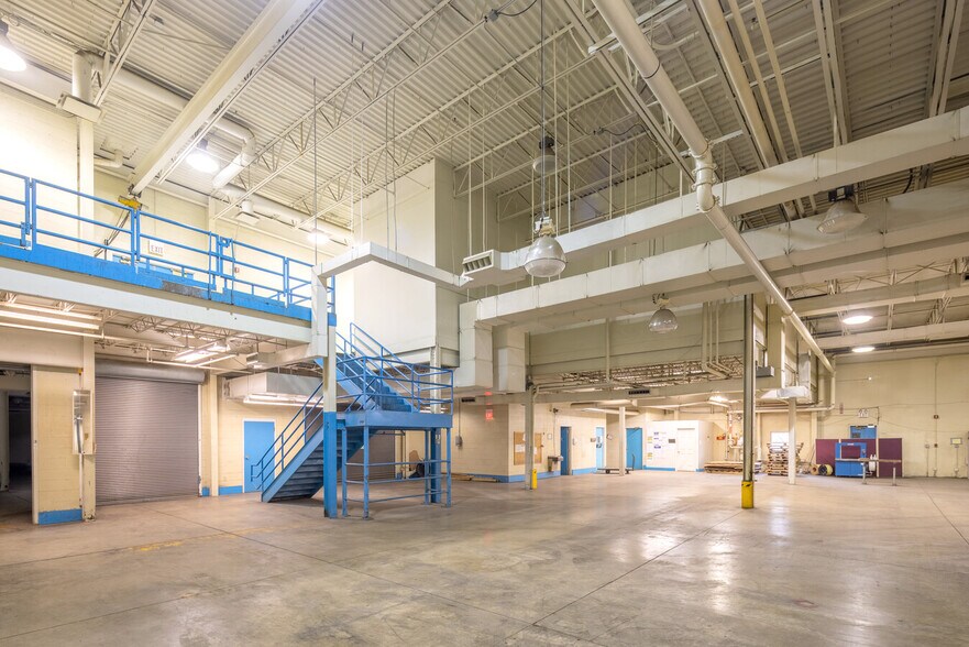 More Photos Of 7085 Mentor Ave, Willoughby Flex For Lease