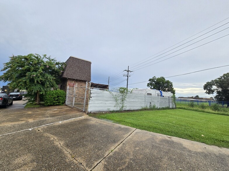 More Photos Of 3001 Jean Lafitte Pky, Chalmette Light Distribution For Sale