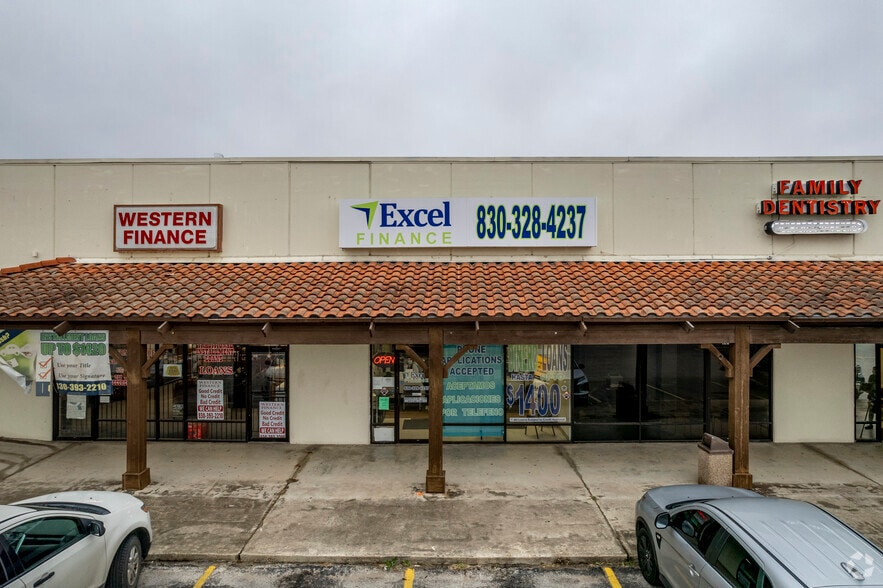 More Photos Of 540 10th St, Floresville Storefront For Lease