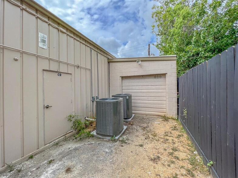 More Photos Of 1301-1309 Sandy Ln, Baytown General Retail For Sale