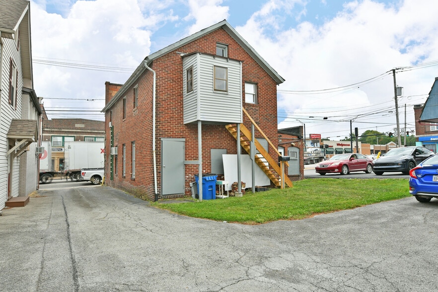 More Photos Of 12-14 N Main St, Hubbard Storefront Retail Residential For Sale