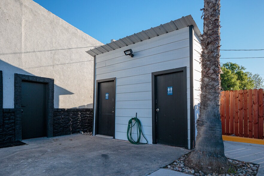 More Photos Of 607 W Gibbs St, Del Rio General Retail For Sale