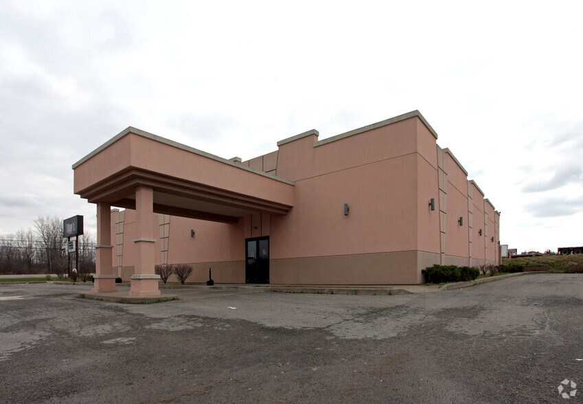 More Photos Of 10708 Market St, North Lima Bar For Lease