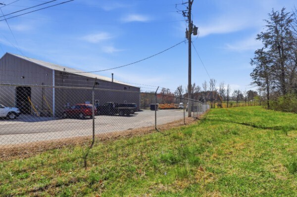 More Photos Of 1018 Abiff Rd, Bon Aqua Service For Sale