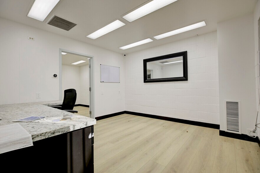 More Photos Of 18417 Bryant St, Northridge Service For Sale