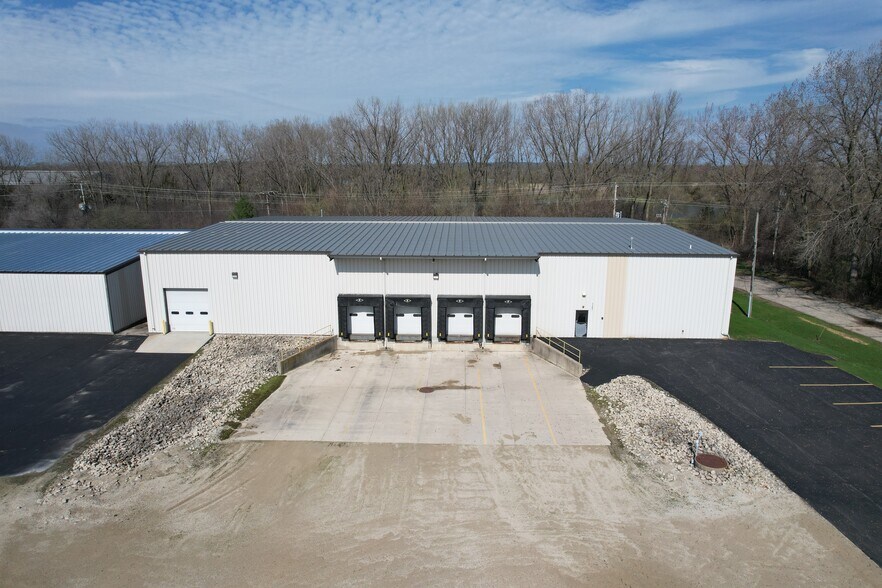 More Photos Of 1121-1125 Larsen Rd, Fort Atkinson Warehouse For Lease