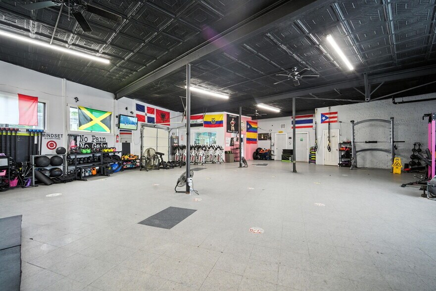 More Photos Of 218 Saint James Blvd, Springfield Storefront Retail Office For Lease