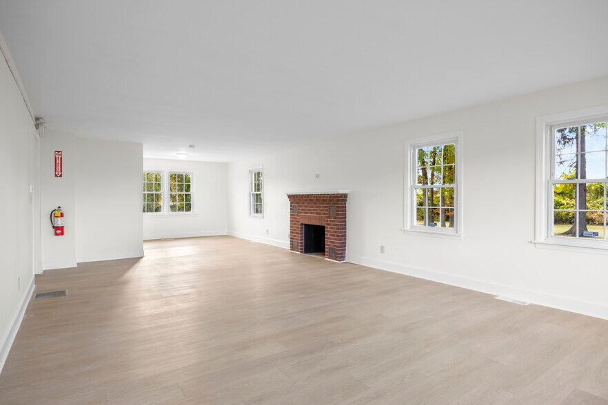 More Photos Of 267 Wolf Rd, Latham Office For Lease