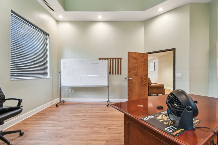 More Photos Of 10901 Danka Cir N, Saint Petersburg Office For Sale