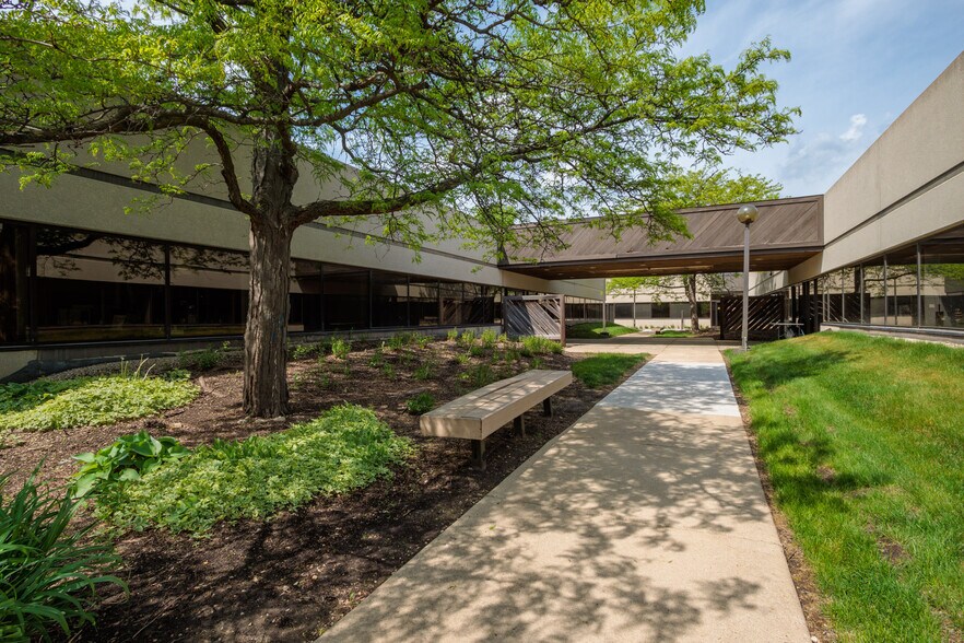 More Photos Of 2500 W Higgins Rd, Hoffman Estates Unknown For Lease