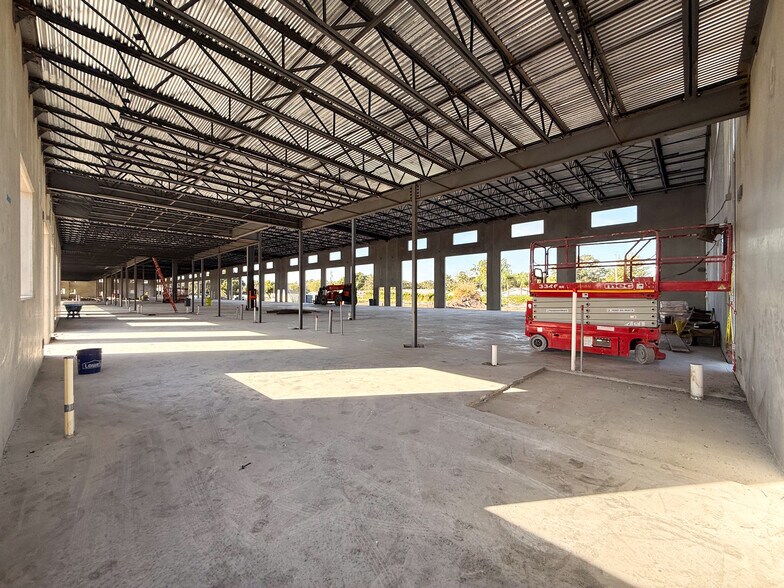 More Photos Of 3929 Pipkin Rd, Lakeland Warehouse For Lease