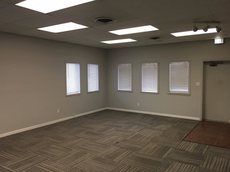 More Photos Of 8031-8045 Euclid Ave, Munster Storefront Retail Office For Lease