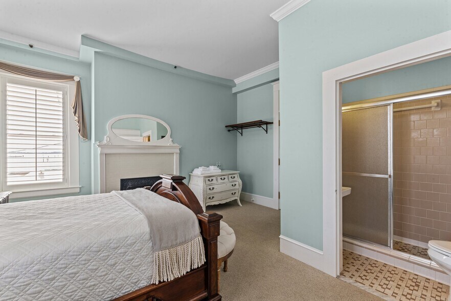 More Photos Of 738 E Main St, Belhaven Hotel For Sale