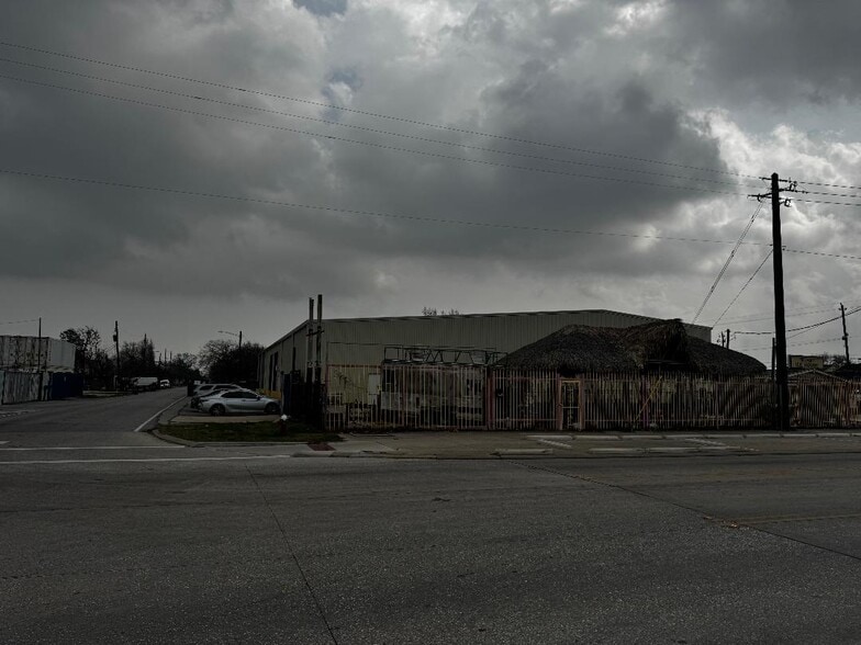More Photos Of 705 Freeport St, Houston Warehouse For Sale