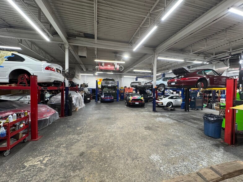 More Photos Of 130-138 Railroad St, Huntington Station Warehouse For Lease
