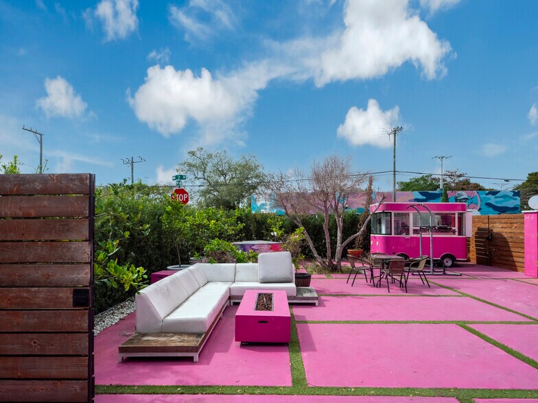 More Photos Of 195 NW 40th St, Miami General Retail For Sale