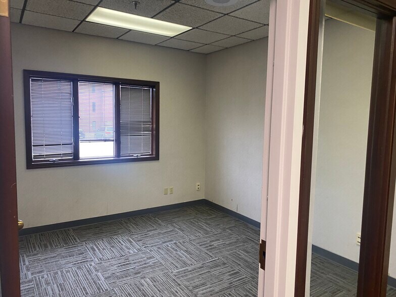 More Photos Of 509-511 W Capitol Ave, Springfield Office For Sale
