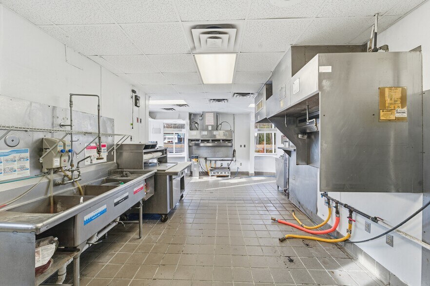 More Photos Of 5079 James Madison Pky, King George Fast Food For Sale